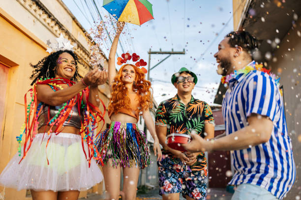 carnevale brasiliano. gruppo di amici che celebrano la festa di carnevale - carnival foto e immagini stock