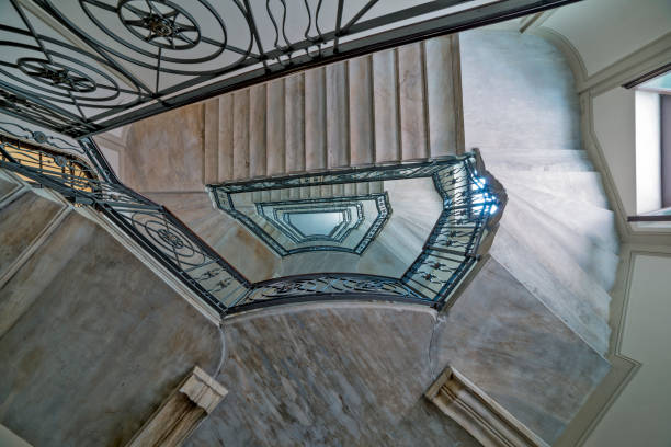 vista prospettica della tromba delle scale nel palazzo nobile - staircase indoors wrought iron mansion foto e immagini stock