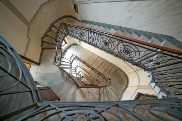 vista prospettica della tromba delle scale nel palazzo nobile - staircase indoors wrought iron mansion foto e immagini stock