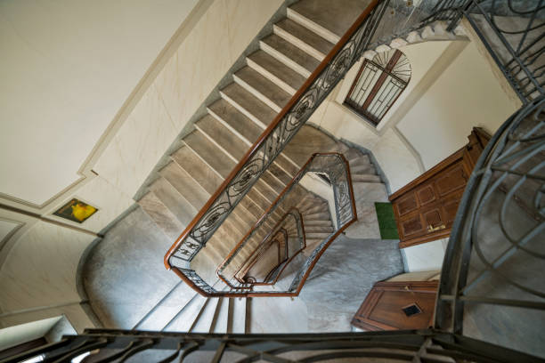vista prospettica della tromba delle scale nel palazzo nobile - staircase indoors wrought iron mansion foto e immagini stock