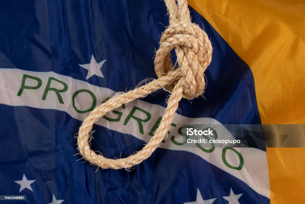 Aplastar difícil de complacer Interpersonal Cuerda Con Una Soga Sobre La Bandera Brasileña Que Simboliza La Esclavitud  Foto de stock y más banco de imágenes de Bandera nacional - iStock