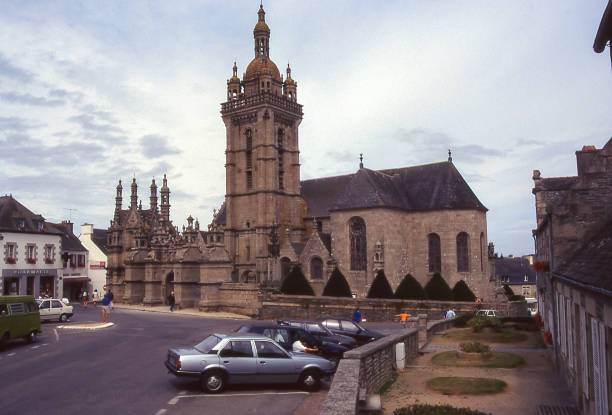 igreja de saint-thégonnec, na bretanha - cemetery celtic cross celtic culture chapel - fotografias e filmes do acervo