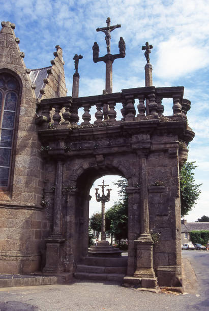 complexo paroquial de lampaul-guimiliau - cemetery celtic cross celtic culture chapel - fotografias e filmes do acervo