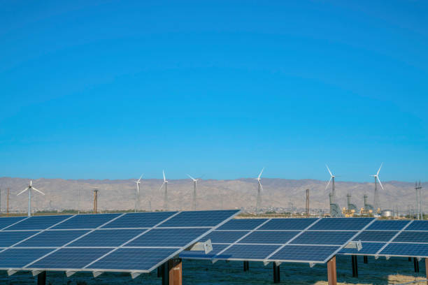 palm springs, california - pannelli solari e mulini a vento contro le montagne e il cielo - solar panel wind turbine california technology foto e immagini stock