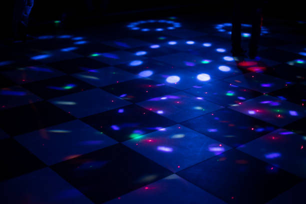 musique et couleur. piste de danse. discothèque et éclairage au sol. - dance floor dancing floor disco dancing photos et images de collection