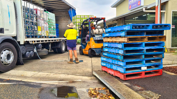 conductor de montacargas y conductor de camión descargando camión de licores en yamba liquor store - yamba fotografías e imágenes de stock