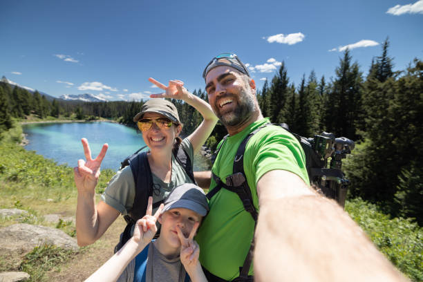 Família feliz tirando uma selfie na trilha de caminhada dos cinco lagos, Jasper, Alberta, Canadá - foto de acervo