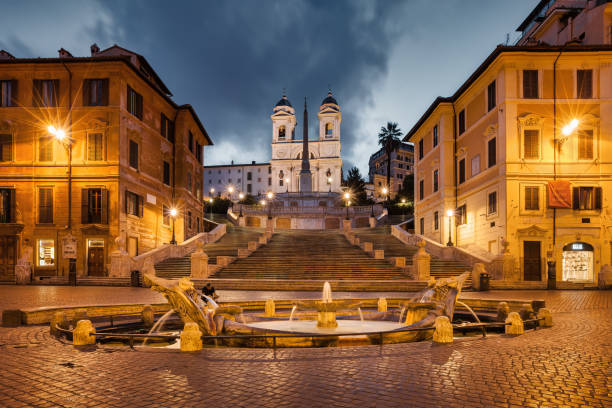 рим италия испанская лестница фонтан - piazza di spagna spanish steps church trinita dei monti стоковые фото и изображения