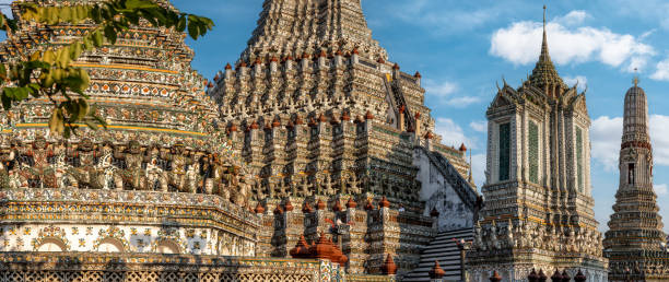 elementy wystroju: świątynia wat arun w bangkoku w tajlandii. wat arun to buddyjska świątynia w bangkoku, dzielnicy yai w bangkoku, wat arun jest jednym z najbardziej znanych zabytków tajlandii - wat arun buddhism temple stone zdjęcia i obrazy z banku zdjęć