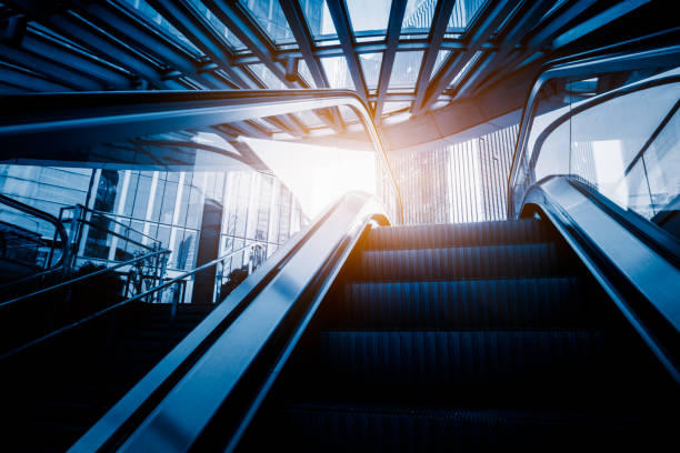 die rolltreppe der u-bahn-station in shanghai china - contemporary staircase design escalator stock-fotos und bilder