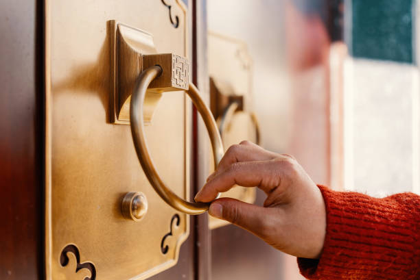 la mano umana ha toccato il battiporta di una tradizionale villa cinese - gate handle door traditional culture foto e immagini stock