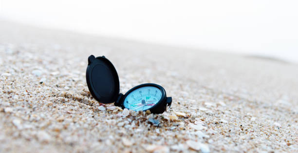kompas nawigacyjny na plaży - compass exploration the way forward beach zdjęcia i obrazy z banku zdjęć