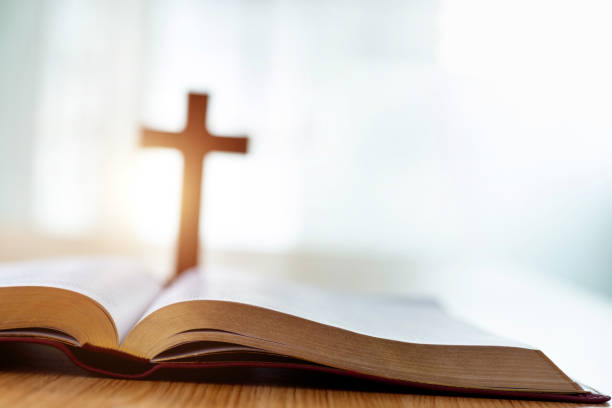 bíblia e cruz religiosa sobre mesa de madeira - religious text cross protestantism reading - fotografias e filmes do acervo