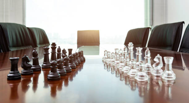 шахматные фигуры и доска на офисном столе - chess strategy business board room стоковые фото и изображени�я