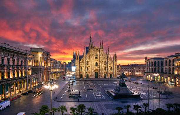 duomo di milano dans un ciel rose dramatique au lever du soleil, milan, italie - galleria vittorio emanuele ii photos et images de collection