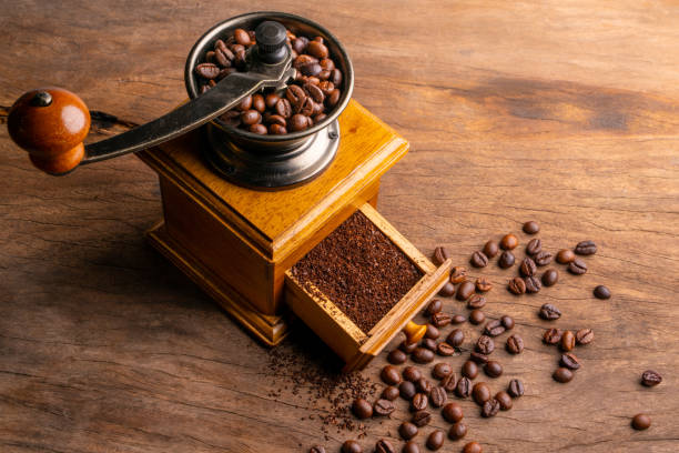 빈티지 커피 그라인더. 오래된 복고풍 수동 나무 및 금속 커피 그라인더. 오래 된 나무 배경에 커피 콩을 분쇄하기위한 수동 커피 그라인더.선택적 초점, 부드러운 초점. - espresso roast 뉴스 사진 이미지