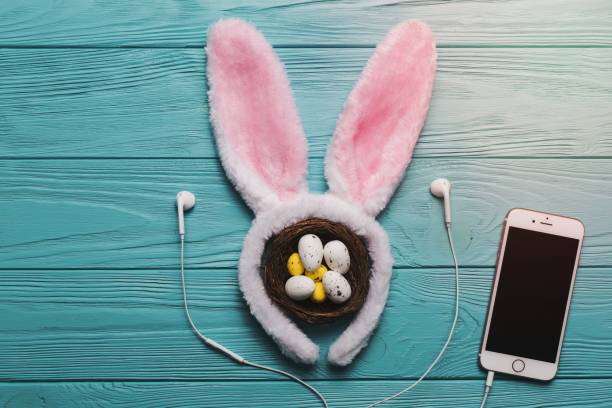 istock smartphone near neast bunny ears 1464376541