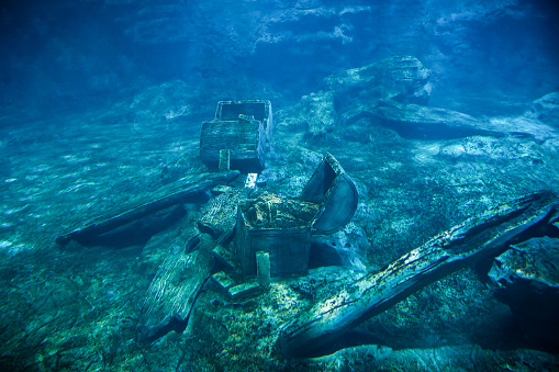 underwater treasure wooden box shipwreck pirate