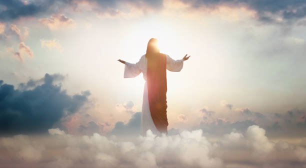 auferstandener jesus christus steigt über himmel und wolken auf, himmelskonzept - gods rays fotos stock-fotos und bilder