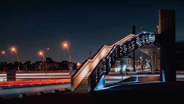 街の信号の横にある夜の照明付き階段 - capital city trail ストックフォトと画像