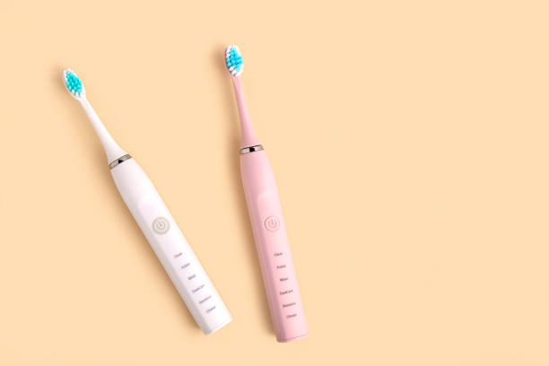 Electric Toothbrush. Top View, Flat Lay, Copy Space. Dental Care Supplies on Beige Pastel Studio Background. Oral Hygiene, Gum Health, Healthy Teeth. Modern Dental Ultrasonic Vibration Tooth Brush. sonic smart technology. bleaching cepillo de dientes eléctrico. vista superior, plano plano, espacio de copia. suministros para el cuidado dental en fondo de estudio pastel beige. higiene bucal, salud de las encías, dientes sanos. cepillo de dientes de vibración ultrasónica dental mode