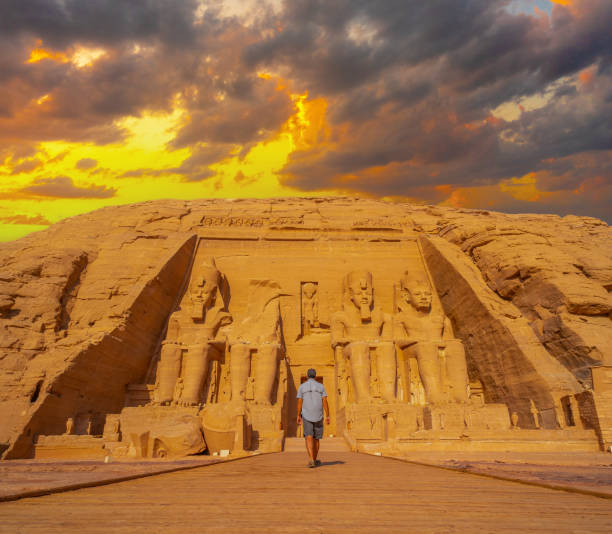 młody mężczyzna idący w kierunku świątyni abu simbel w południowym egipcie w nubii obok jeziora nassera - lake nasser zdjęcia i obrazy z banku zdjęć