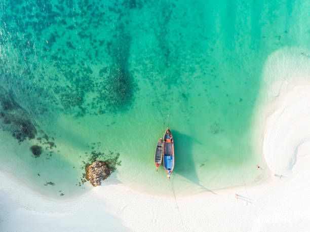 vista aérea superior con arena blanca y el barco local cerca de la orilla del mar de la laguna como fondo de la isla tropical - cayman islands fotografías e imágenes de stock