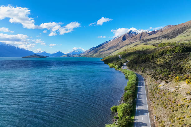 la carretera costera, playa de arena y mar abierto en temporada de verano naturaleza recuperada medio ambiente y antecedentes de viaje - new zealand fotos fotografías e imágenes de stock