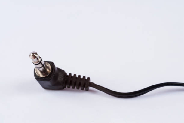 черные проводные разъемы для подключения наушников - power supply speaker network connection plug metal стоковые фото и изображения