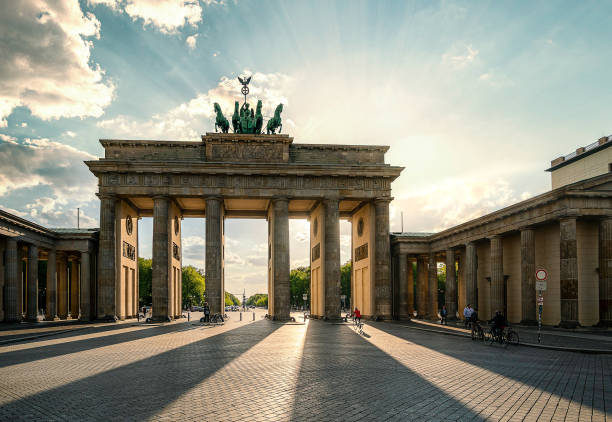 puerta de brandenburgo en berlín alemania - berlín fotografías e imágenes de stock