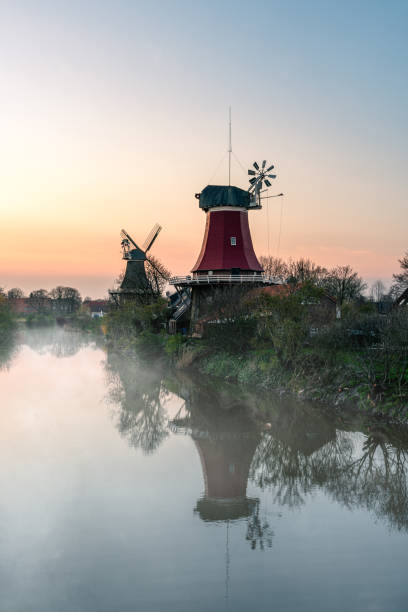 pionowe ujęcie bliźniaczych młynów greetsieler w dolnej saksonii, niemcy podczas zachodu słońca - lower saxony zdjęcia i obrazy z banku zdjęć