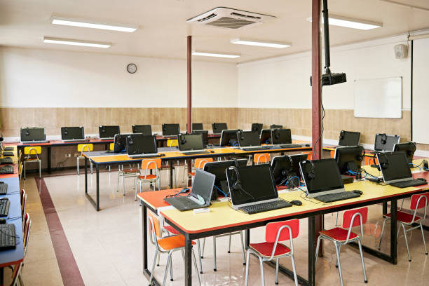 1,100+ Elementary School Computer Lab Stock Photos, Pictures & Royalty ...
