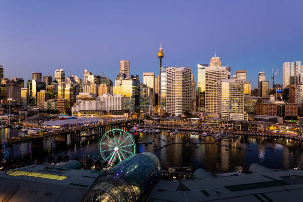 światła zapalają się na budynkach w drapaczach chmur w sydney podczas niebieskiej godziny, gdy zachodzi słońce - darling harbor zdjęcia i obrazy z banku zdjęć