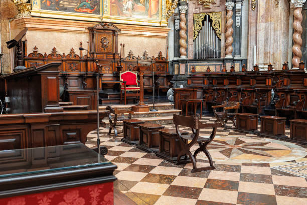 detalle de los asientos de madera colocados en el ábside de la catedral de valencia, españa - the adoration of the magi fotografías e imágenes de stock