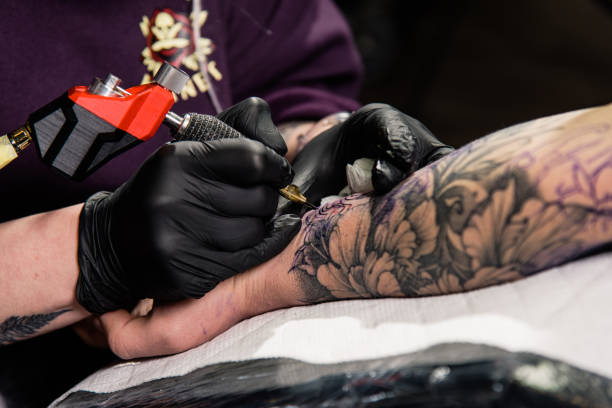 istock A tattoo artist makes a tattoo in a salon 1464436206