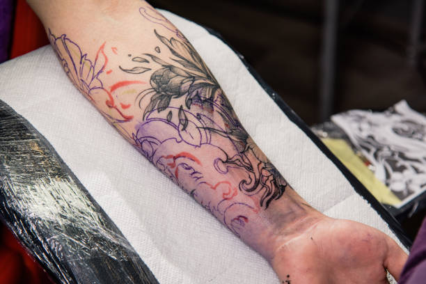 istock A tattoo artist makes a tattoo in a salon 1464436233