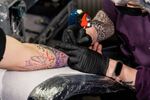 istock A tattoo artist makes a tattoo in a salon 1464436237