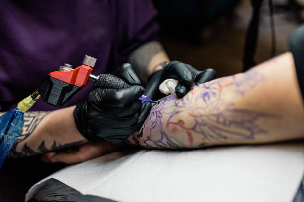 istock A tattoo artist makes a tattoo in a salon 1464436344