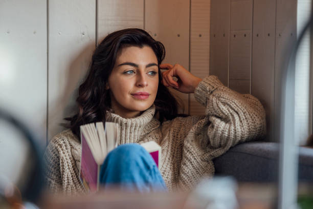 lire un livre dans une cabane en rondins - medium shot photos et images de collection