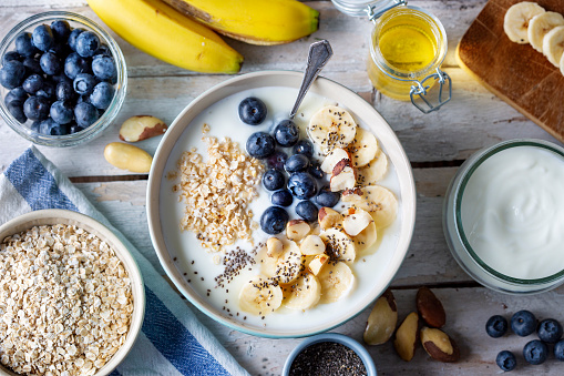 Blueberries, banana slices, oat flakes and yoghurt