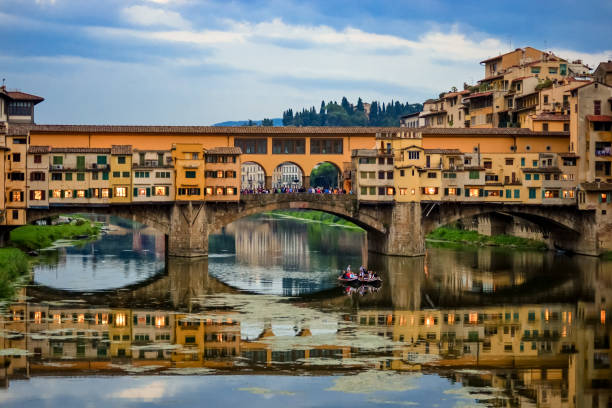 понте веккьо, флоренция, италия - old arch architecture painted image стоковые фото и изображения