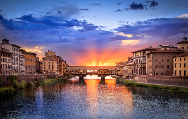 ponte vecchio, florenz, italien - ponte vecchio stock-fotos und bilder