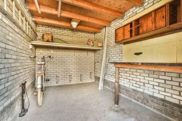 uma bicicleta estacionada em uma garagem ao lado de um tijolo - prison cell door - fotografias e filmes do acervo