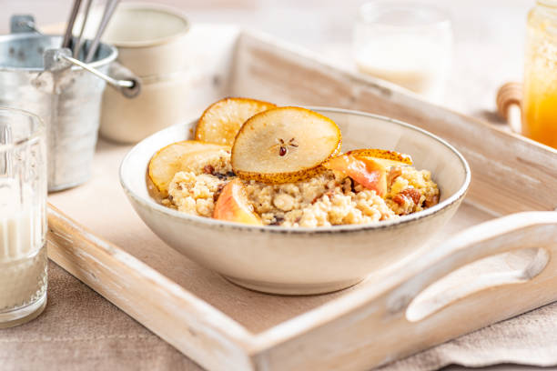 ミレーひき割り穀物朝食デザートボウル - oatmeal porridge dried fruit bowl ストックフォトと画像