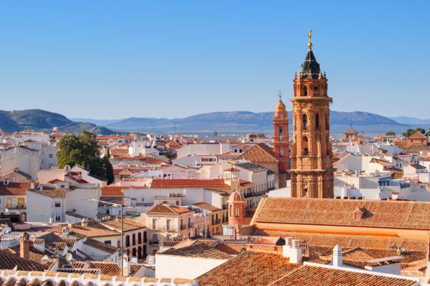 スペイン、歴史的なアンダルシアの都市アンテケラの中心部の空撮 - street tower town andalusia ストックフォトと画像