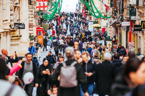 Calle comercial llena de gente en La Valeta, Malta - foto de stock