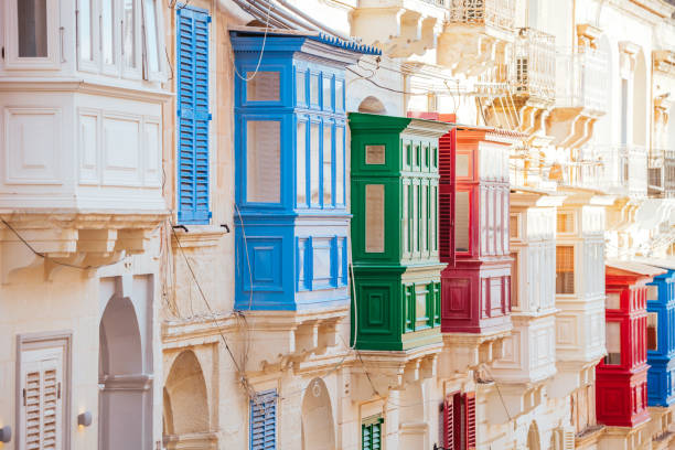 Balcones coloridos tradicionales en Malta - foto de stock