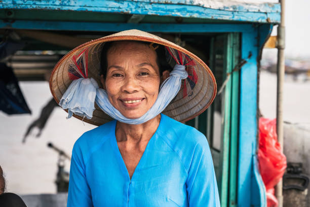 портрет вьетнамской пожилой женщины на плавучем рынке в дельте меконга - mature women portrait hat human face стоковые фото и изображения