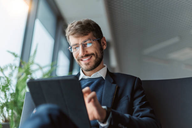 átgondolt üzletember digitális táblagéppel . - üzletember témájú stock jellegű vizuális alkotások, jogdíjmentes fotók és képek