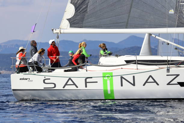 segelboote segeln bei windigem wetter im blauen wasser der ägäis - sailboat storm teamwork competition stock-fotos und bilder